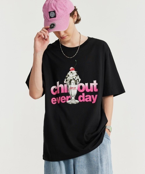 Ressaca(レサーカ)の「オーバーサイズ チルアウトグラフィックロゴプリントTシャツ(Tシャツ/カットソー・メンズ・ホワイト/ブラック・M/L/XL/XXL)」の1枚目の写真