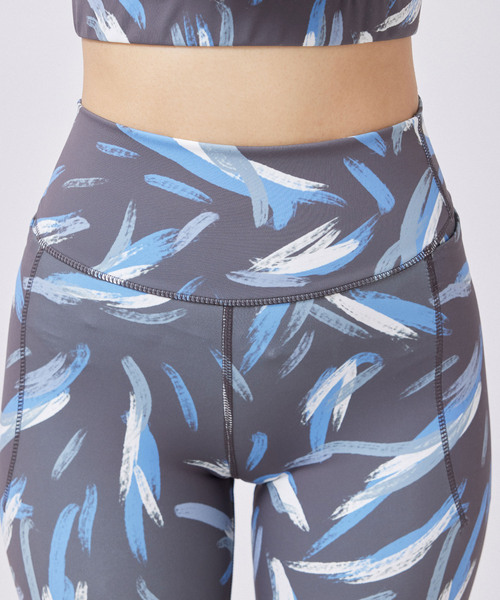 NERGY（ナージー）の「【skin wear】UV＆水陸両用＆保湿 ニュアンスプリントスポーツレギンス（レギンス/スパッツ・レディース・ライトグレー/スミクロ・L/M/S）」の11枚目の写真