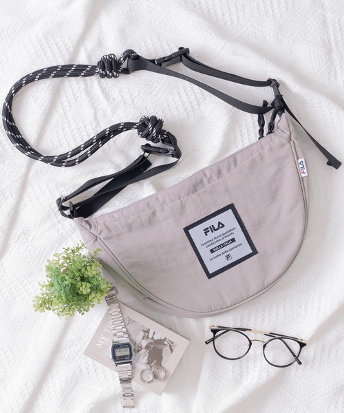 FILA(フィラ)の「FILA/フィラ ブランド ロゴ パラコード ハンドル ナイロン ラウンド ショルダーバッグ(ショルダーバッグ・メンズ・ブラック/オレンジ/イエロー/ブルー/グレイッシュベージュ/ブルーグリーン・FREE)」の2枚目の写真