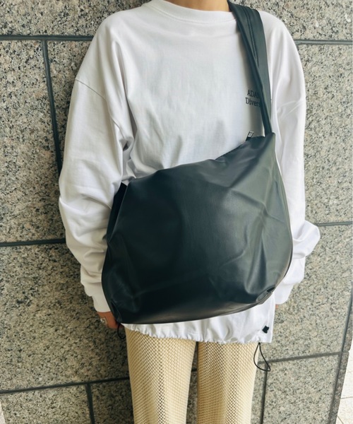 ALTROSE(アルトローズ)の「ALTROSE / レフト2WAYショルダー / #332902(ショルダーバッグ・レディース・ホワイト系その他/シルバー/ブラック系その他/ブラック/アイボリー/グレー系その他・ONESIZE)」の2枚目の写真