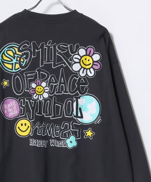 SMILEY FACE(スマイリーフェイス)の「SMILEY FACE/スマイリーフェイス ワンポイント 袖ロゴ 発泡バックプリント オーバーサイズ 長袖Tシャツ レディース メンズ ロンT(Tシャツ/カットソー・レディース・ホワイト/ブラック/ブラック系その他/ブルー/スミクロ/ピンク/ホワイト系その他/グリーン・LL/L/M)」の15枚目の写真