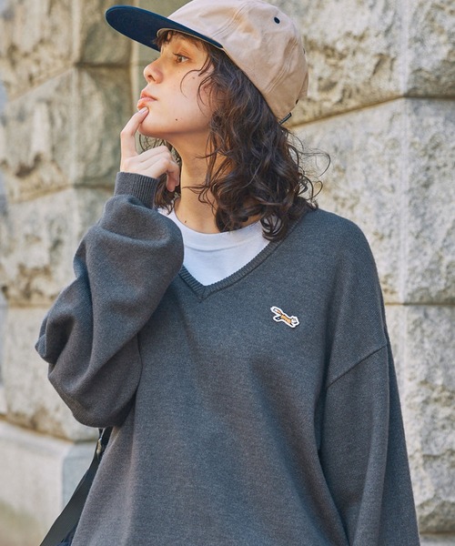 PENNEYS(ぺニーズ)の「PENNEYS/ペニーズ 別注 THE FOX ロゴワッペン刺繍 Vネックニットプルオーバー(ニット/セーター・レディース・レッド/ネイビー/ベージュ/杢グレー/ダークグリーン/ブラック/アイボリー/ダークブラウン/ロイヤルブルー/チャコールグレー・FREE)」の4枚目の写真