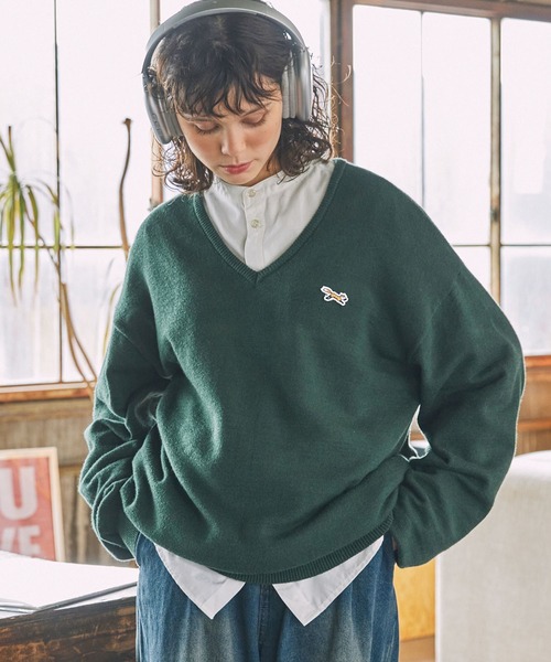 PENNEYS(ぺニーズ)の「PENNEYS/ペニーズ 別注 THE FOX ロゴワッペン刺繍 Vネックニットプルオーバー(ニット/セーター・レディース・レッド/ネイビー/ベージュ/杢グレー/ダークグリーン/ブラック/アイボリー/ダークブラウン/ロイヤルブルー/チャコールグレー・FREE)」の8枚目の写真