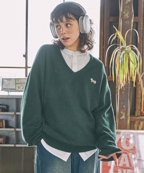 PENNEYS(ぺニーズ)の「PENNEYS/ペニーズ 別注 THE FOX ロゴワッペン刺繍 Vネックニットプルオーバー(ニット/セーター・レディース・レッド/ネイビー/ベージュ/杢グレー/ダークグリーン/ブラック/アイボリー/ダークブラウン/ロイヤルブルー/チャコールグレー・FREE)」の16枚目の写真