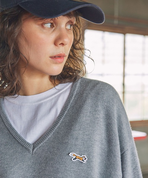 PENNEYS(ぺニーズ)の「PENNEYS/ペニーズ 別注 THE FOX ロゴワッペン刺繍 Vネックニットプルオーバー(ニット/セーター・レディース・レッド/ネイビー/ベージュ/杢グレー/ダークグリーン/ブラック/アイボリー/ダークブラウン/ロイヤルブルー/チャコールグレー・FREE)」の15枚目の写真