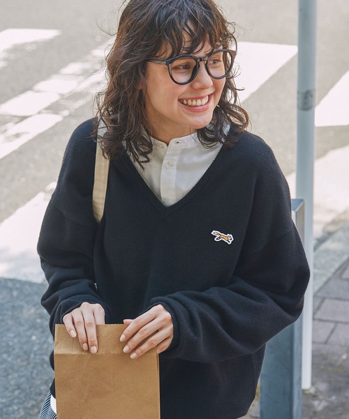 PENNEYS(ぺニーズ)の「PENNEYS/ペニーズ 別注 THE FOX ロゴワッペン刺繍 Vネックニットプルオーバー(ニット/セーター・レディース・レッド/ネイビー/ベージュ/杢グレー/ダークグリーン/ブラック/アイボリー/ダークブラウン/ロイヤルブルー/チャコールグレー・FREE)」の22枚目の写真