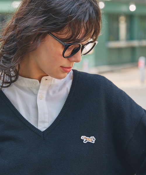 PENNEYS(ぺニーズ)の「PENNEYS/ペニーズ 別注 THE FOX ロゴワッペン刺繍 Vネックニットプルオーバー(ニット/セーター・レディース・レッド/ネイビー/ベージュ/杢グレー/ダークグリーン/ブラック/アイボリー/ダークブラウン/ロイヤルブルー/チャコールグレー・FREE)」の12枚目の写真