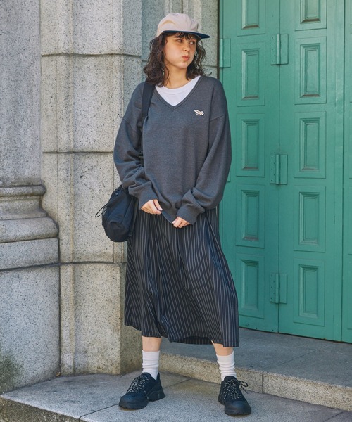 グレー Vネック セーター ロゴ刺繍 AS KNOW AS plus（アズノゥアズプラス）の「○襟付き 刺繍ロゴV