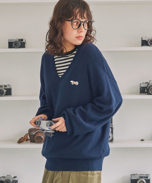 PENNEYS(ぺニーズ)の「PENNEYS/ペニーズ 別注 THE FOX ロゴワッペン刺繍 Vネックニットプルオーバー(ニット/セーター・レディース・レッド/ネイビー/ベージュ/杢グレー/ダークグリーン/ブラック/アイボリー/ダークブラウン/ロイヤルブルー/チャコールグレー・FREE)」の11枚目の写真