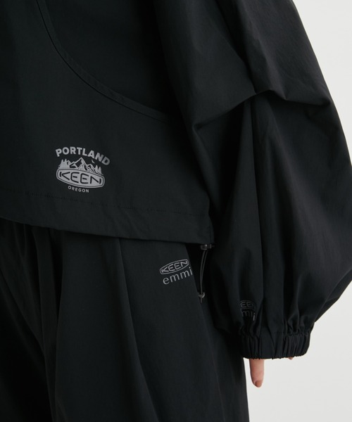 emmi（エミ）の「【emmi×KEEN】NYLON BLOUSON（ナイロンジャケット・レディース・ブラック・FREE）」の2枚目の写真