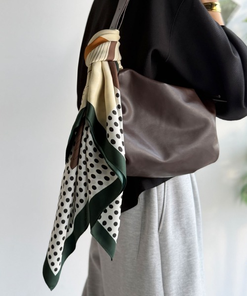 セール】上品カワイイ♪90cm×90cmパネル柄シルクライク大判スカーフ