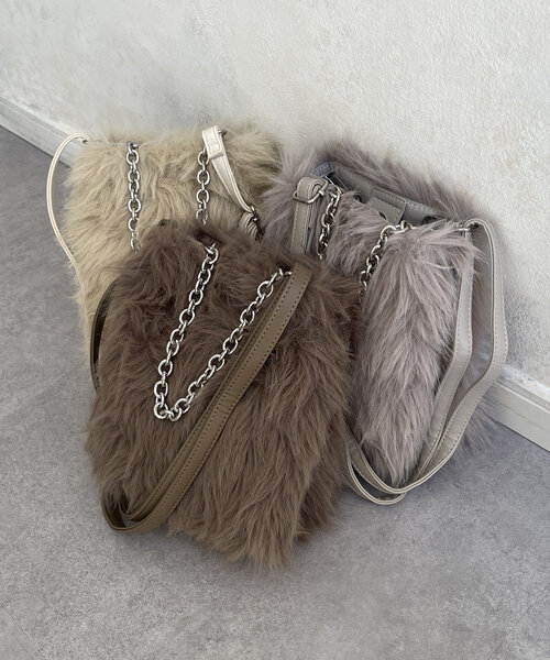 Thevon(ゼボン)の「ファー2WAYチェーンバッグ(ショルダーバッグ・レディース・モカ/ライトベージュ/グレイッシュベージュ・FREE)」の2枚目の写真
