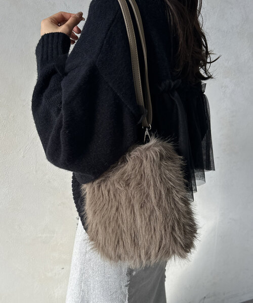 Thevon(ゼボン)の「ファー2WAYチェーンバッグ(ショルダーバッグ・レディース・モカ/ライトベージュ/グレイッシュベージュ・FREE)」の5枚目の写真