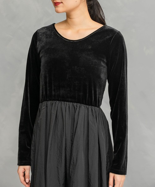 URBAN RESEARCH ROSSO WOMEN(アーバンリサーチ ロッソ)の「『WEB限定』ベロアドッキングワンピース(ワンピース・レディース・ブラック系その他/ブルー系その他・FREE)」の14枚目の写真
