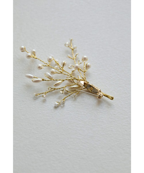 niana（ニアナ）の「リーフモチーフブローチ コサージュ フォーマル セレモニー 結婚式 二次会 謝恩会 入学式 卒業式 パーティー オケージョン（ブローチ/コサージュ・レディース・シルバー/ゴールド・FREE）」の3枚目の写真