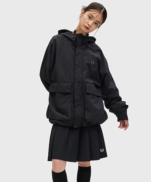 FRED PERRY（フレッドペリー）の「Cropped Fishing Parka／クロップドフィッシングパーカー（マウンテンパーカー・メンズ・ベージュ系その他/ベージュ/ブラック・L/M）」の4枚目の写真