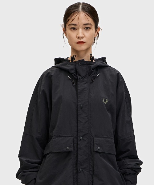 FRED PERRY（フレッドペリー）の「Cropped Fishing Parka／クロップドフィッシングパーカー（マウンテンパーカー・メンズ・ベージュ系その他/ベージュ/ブラック・L/M）」の22枚目の写真