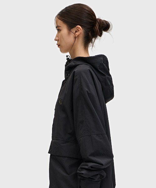 FRED PERRY（フレッドペリー）の「Cropped Fishing Parka／クロップドフィッシングパーカー（マウンテンパーカー・メンズ・ベージュ系その他/ベージュ/ブラック・L/M）」の21枚目の写真