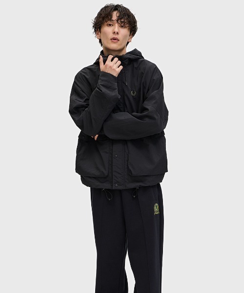 FRED PERRY（フレッドペリー）の「Cropped Fishing Parka／クロップドフィッシングパーカー（マウンテンパーカー・メンズ・ベージュ系その他/ベージュ/ブラック・L/M）」の20枚目の写真