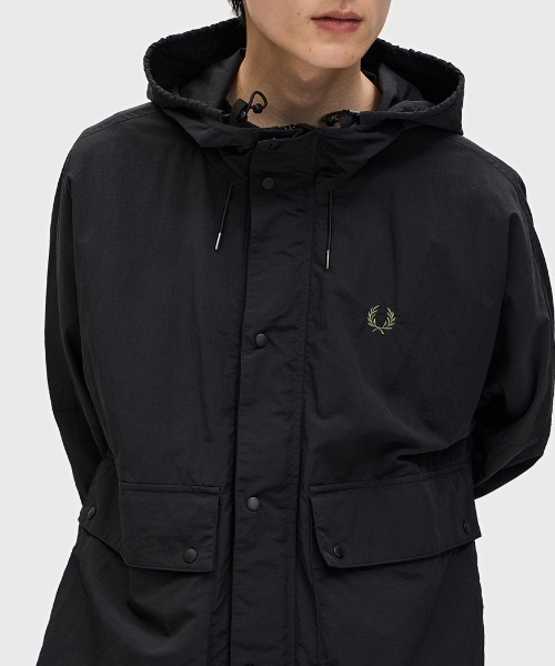FRED PERRY（フレッドペリー）の「Cropped Fishing Parka／クロップドフィッシングパーカー（マウンテンパーカー・メンズ・ベージュ系その他/ベージュ/ブラック・L/M）」の18枚目の写真