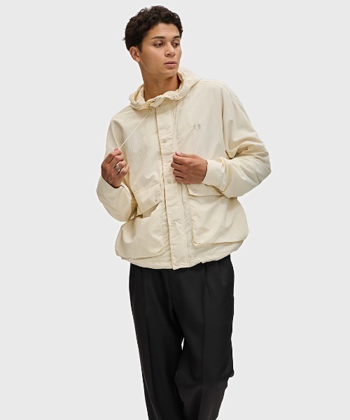 FRED PERRY（フレッドペリー）の「Cropped Fishing Parka／クロップドフィッシングパーカー（マウンテンパーカー・メンズ・ベージュ系その他/ベージュ/ブラック・L/M）」の6枚目の写真