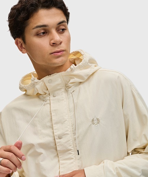 FRED PERRY（フレッドペリー）の「Cropped Fishing Parka／クロップドフィッシングパーカー（マウンテンパーカー・メンズ・ベージュ系その他/ベージュ/ブラック・L/M）」の5枚目の写真