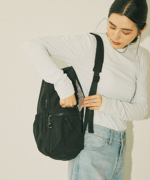 cross marche(クロスマルシェ)の「【TRIP.INN】 ギャザーポケットリュック(バックパック/リュック・レディース・グレー/ブラック・FREE)」の6枚目の写真