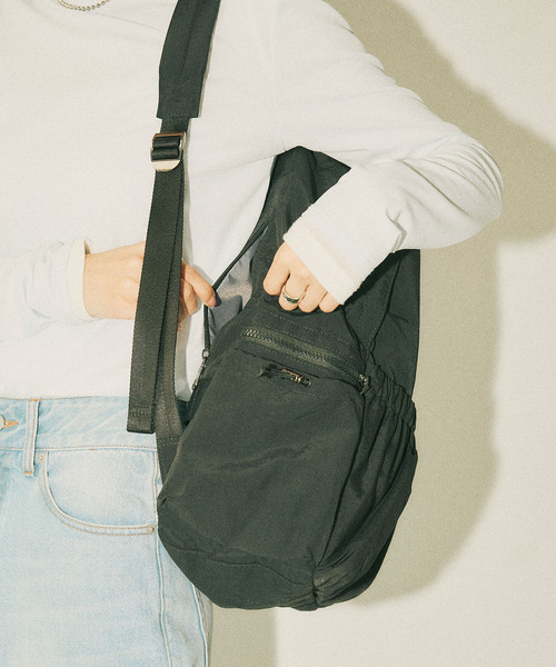 cross marche(クロスマルシェ)の「【TRIP.INN】 ギャザーポケットリュック(バックパック/リュック・レディース・グレー/ブラック・FREE)」の5枚目の写真
