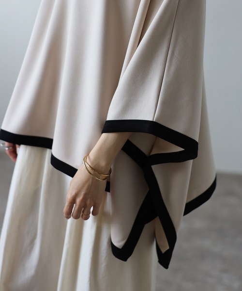 Bonjour Sagan（ボンジュールサガン）の「ライトダンボール配色ポンチョ（ポンチョ・レディース・ライトベージュ/ブラック・FREE）」の4枚目の写真