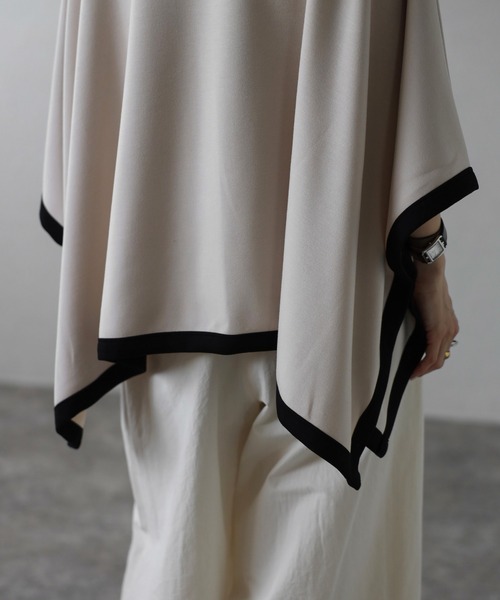 Bonjour Sagan（ボンジュールサガン）の「ライトダンボール配色ポンチョ（ポンチョ・レディース・ライトベージュ/ブラック・FREE）」の5枚目の写真