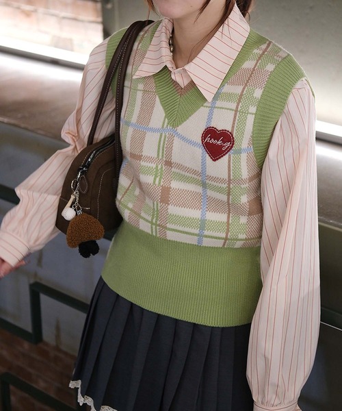 HOOK（フック）の「【HOOK】for　girls　ハートワッペンチェック柄ニットベスト（ベスト・レディース・ライトベージュ/ブラック・LARGE/MEDIUM/SMALL）」の20枚目の写真