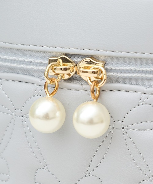 Maison de FLEUR(メゾンドフルール)の「EC限定リボンキルティングキューブバッグ(ショルダーバッグ・レディース・グレイッシュブルー・FREE)」の11枚目の写真