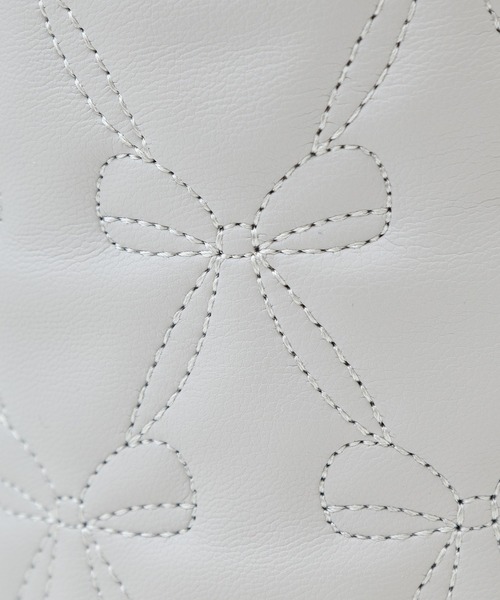 Maison de FLEUR(メゾンドフルール)の「EC限定リボンキルティングキューブバッグ(ショルダーバッグ・レディース・グレイッシュブルー・FREE)」の13枚目の写真