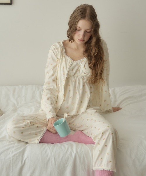 花モチーフ、ホワイトルームウェアパジャマの上のみ 花モチーフ、ホワイトルームウェアパジャマの上のみ 花モチーフ