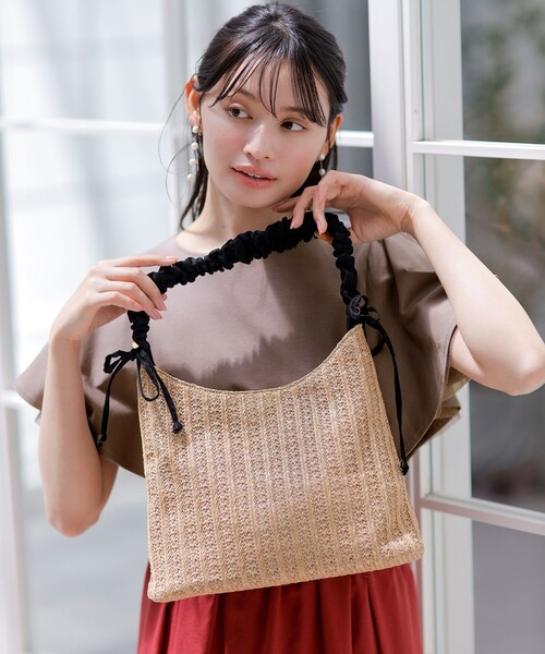 ANY SIS(エニィスィス)の「シャーリングサマー バッグ(ショルダーバッグ・レディース・アイボリー系/ベージュ系・2)」の4枚目の写真