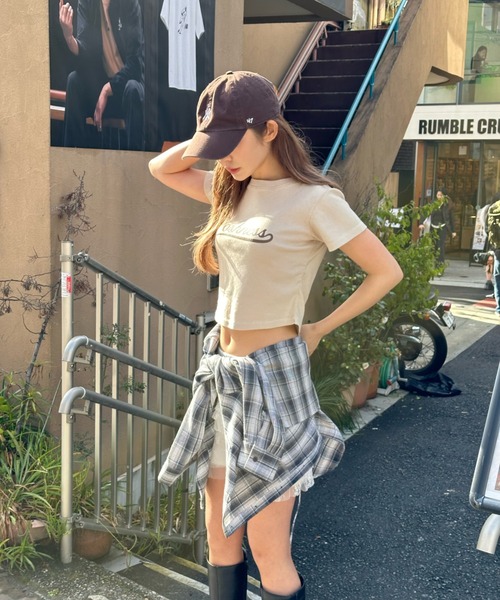 RAY CASSIN（レイカズン）の「ピグメントシャーリングロゴチビTシャツ（Tシャツ/カットソー・レディース・チャコールグレー/ブラウン/ホワイト/ベージュ・FREE）」の17枚目の写真