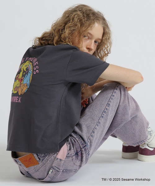 SESAME STREET(セサミストリート)の「《SESAME STREET meets AVIREX》TOGETHERNESS T-SHIRT(Tシャツ/カットソー・レディース・ピンク/チャコールグレー/オフホワイト・F)」の2枚目の写真