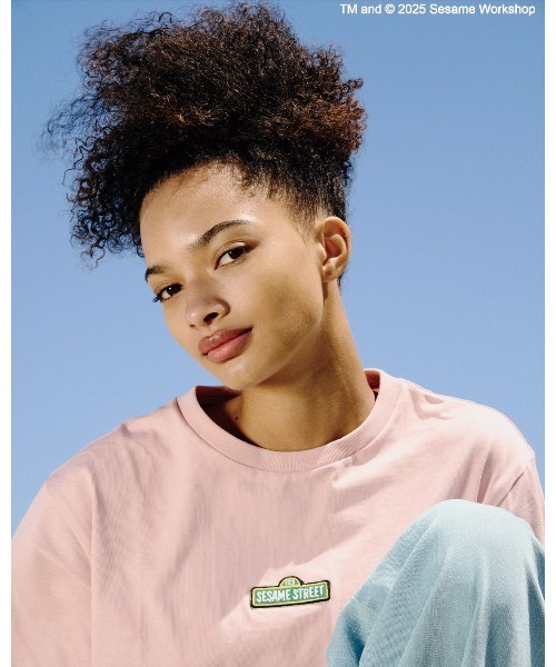 SESAME STREET(セサミストリート)の「《SESAME STREET meets AVIREX》TOGETHERNESS T-SHIRT(Tシャツ/カットソー・レディース・ピンク/チャコールグレー/オフホワイト・F)」の5枚目の写真