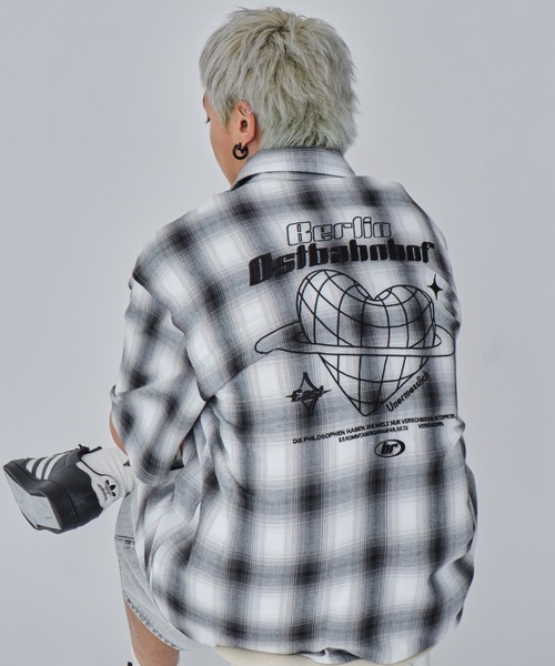 WEGO（ウィゴー）の「WEGO/グラフィックオンブレチェックシャツ（シャツ/ブラウス・メンズ・ブラック系その他2/ホワイト系その他2/ネイビー/ピンク・MEDIUM/LARGE）」の6枚目の写真