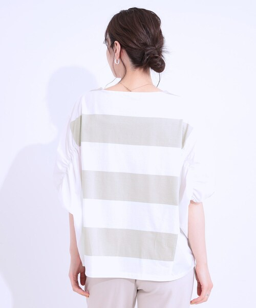 SHOO・LA・RUE(シューラルー)の「ふわりシルエットが新しい ワイドピッチボーダートップス(Tシャツ/カットソー・レディース・ブラック系2/ベージュ系2/オリーブ系2・01/02/03/04)」の13枚目の写真
