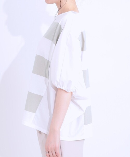 SHOO・LA・RUE(シューラルー)の「ふわりシルエットが新しい ワイドピッチボーダートップス(Tシャツ/カットソー・レディース・ブラック系2/ベージュ系2/オリーブ系2・01/02/03/04)」の17枚目の写真