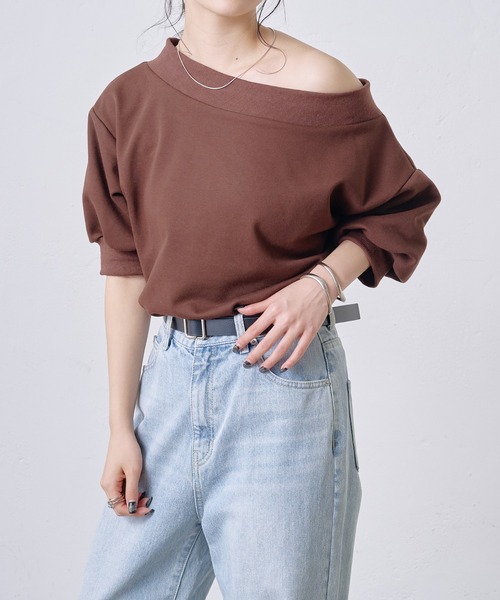 COLONY 2139（コロニートゥーワンスリーナイン）の「5分袖オフショルスウェットプルオーバー（スウェット・レディース・ホワイト/ブラウン/グレー/ブラック・FREE）」の16枚目の写真