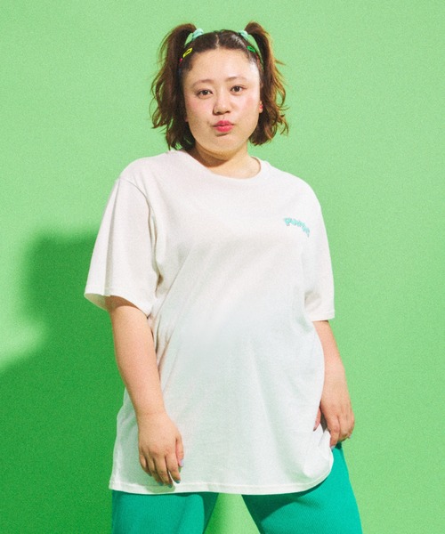 PUNYUS（プニュズ）の「ストロベリーフレンズビッグＴシャツ（Tシャツ/カットソー・レディース・ブラック/ホワイト/イエロー・3/4）」の4枚目の写真