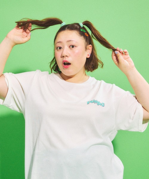 PUNYUS（プニュズ）の「ストロベリーフレンズビッグＴシャツ（Tシャツ/カットソー・レディース・ブラック/ホワイト/イエロー・3/4）」の7枚目の写真