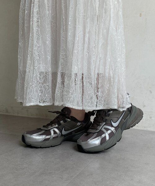 NIKE(ナイキ)の「【NIKE/ナイキ】 V2K RUN(スニーカー・レディース・シルバー・24cm/24.5cm)」の1枚目の写真