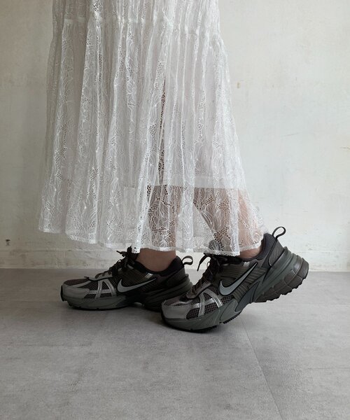 NIKE(ナイキ)の「【NIKE/ナイキ】 V2K RUN(スニーカー・レディース・シルバー・24cm/24.5cm)」の2枚目の写真