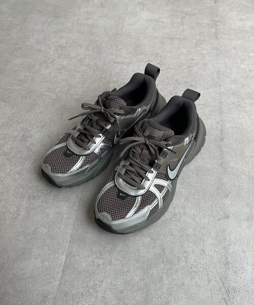 NIKE(ナイキ)の「【NIKE/ナイキ】 V2K RUN(スニーカー・レディース・シルバー・24cm/24.5cm)」の5枚目の写真