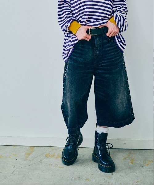 RNA（アールエヌエー）の「R4378 スタッズラインルーズカットレングスパンツ（デニムパンツ・レディース・ブラック/ライトインディゴブルー・MEDIUM）」の2枚目の写真