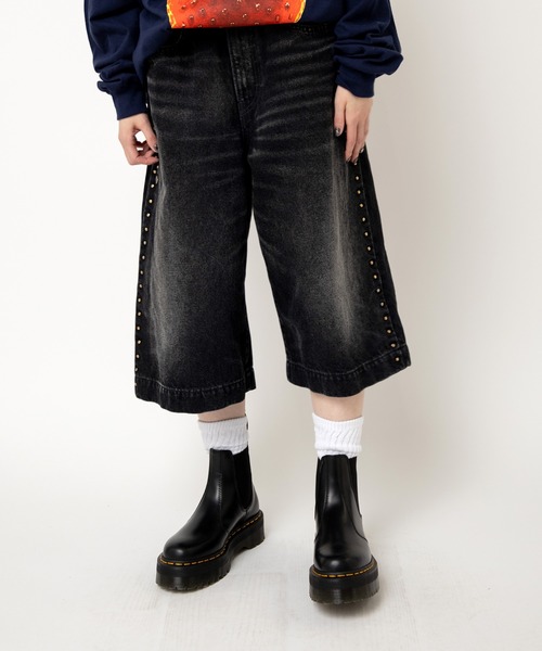 RNA（アールエヌエー）の「R4378 スタッズラインルーズカットレングスパンツ（デニムパンツ・レディース・ブラック/ライトインディゴブルー・MEDIUM）」の22枚目の写真
