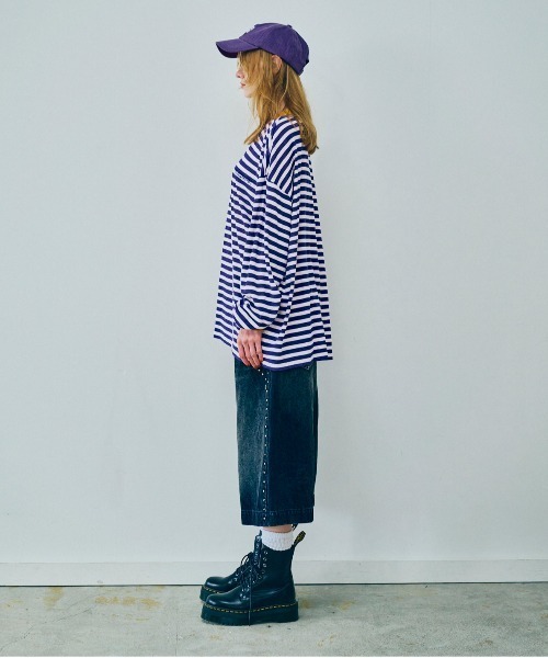 RNA（アールエヌエー）の「R4378 スタッズラインルーズカットレングスパンツ（デニムパンツ・レディース・ブラック/ライトインディゴブルー・MEDIUM）」の21枚目の写真